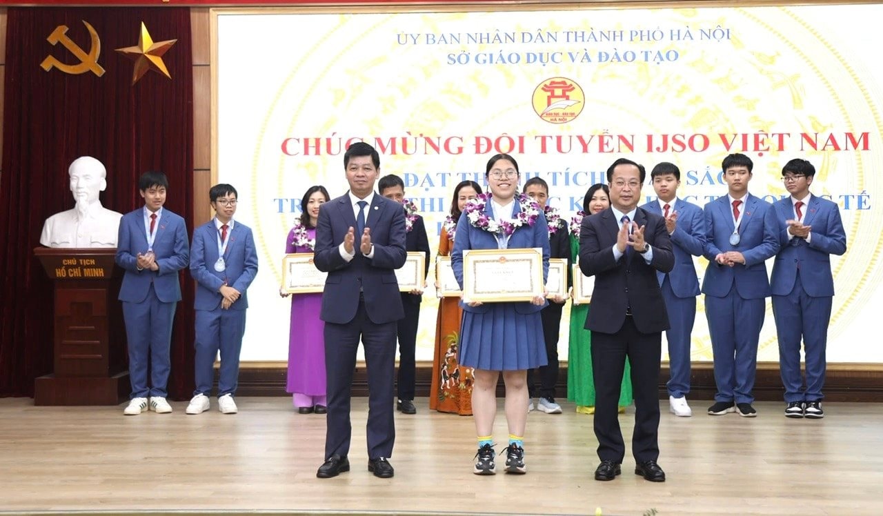 Hà Nội chúc mừng đội tuyển học sinh dự thi Olympic Khoa học trẻ quốc tế