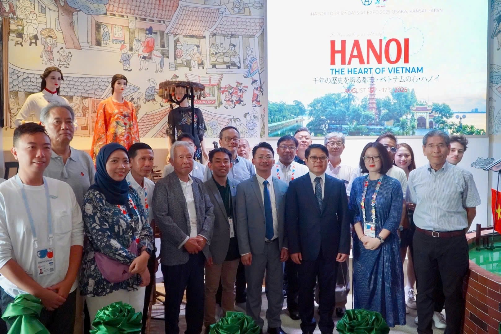 Đông đảo du khách Nhật Bản tham quan triển lãm, hoạt động quảng bá du lịch Hà Nội tại EXPO 2025