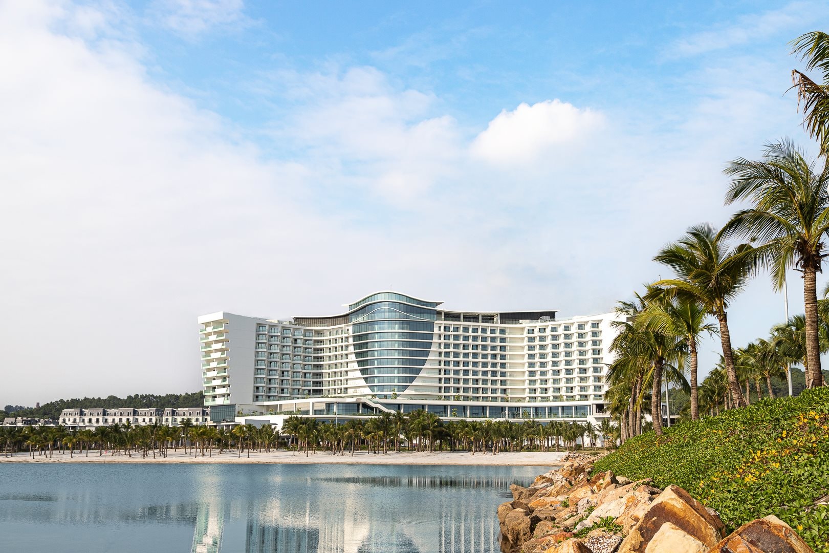 Khách sạn biển 5 sao đầu tiên miền Bắc đón 7.500 khách ba ngày đầu năm