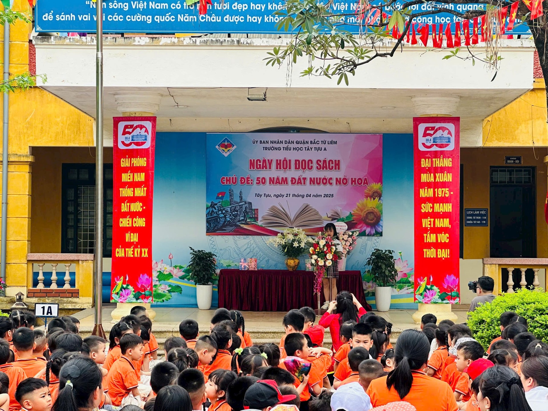 Học sinh trường Tiểu học Tây Tựu A hào hứng tham gia ngày hội văn hóa đọc sách
