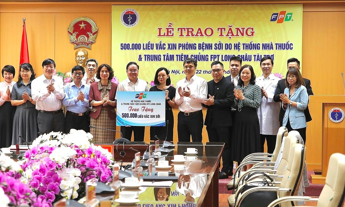 Bộ Y tế tiếp nhận 500.000 liều vaccine sởi do FPT Long Châu trao tặng