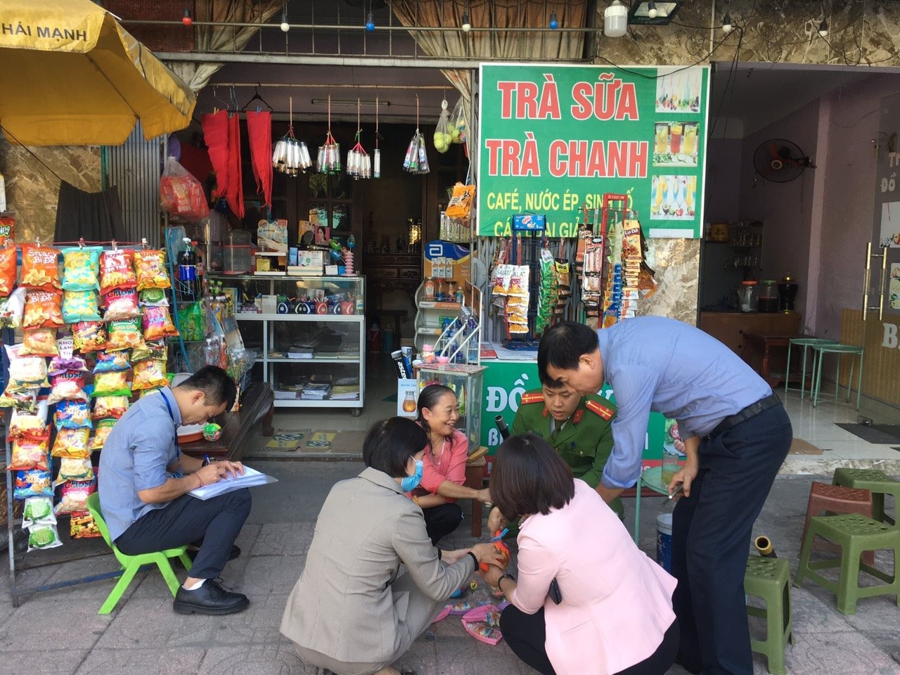 Hà Nội yêu cầu kiểm tra đột xuất vệ sinh an toàn thực phẩm xung quanh cổng trường học
