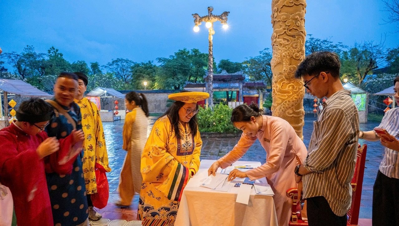 Du khách ngược dòng thời gian, trải nghiệm yến tiệc vàng son “Dạ yến Hoàng cung”